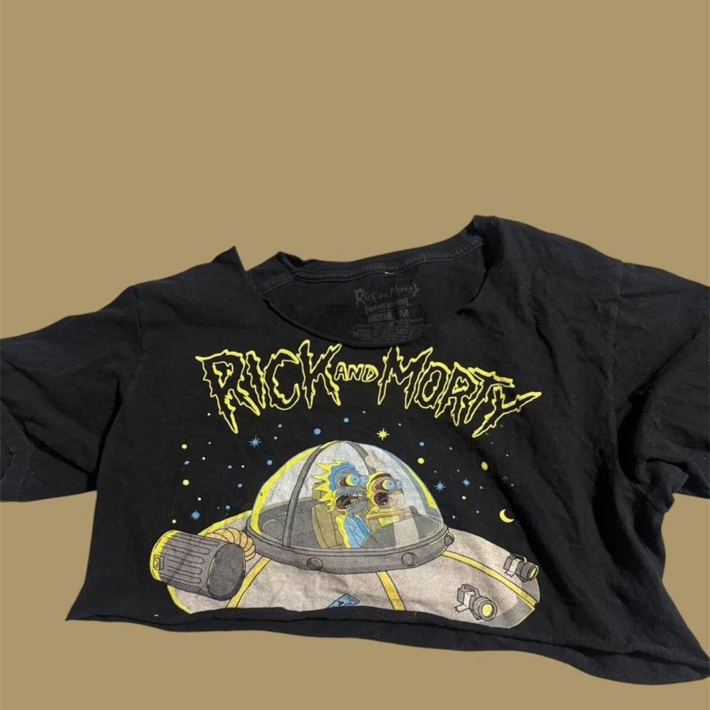Black crop t-shirt off the shoulder Rick & Morty